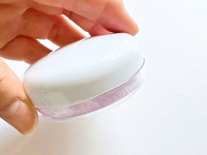 ミラーなしのパウダケースは粉もれせず携帯できる