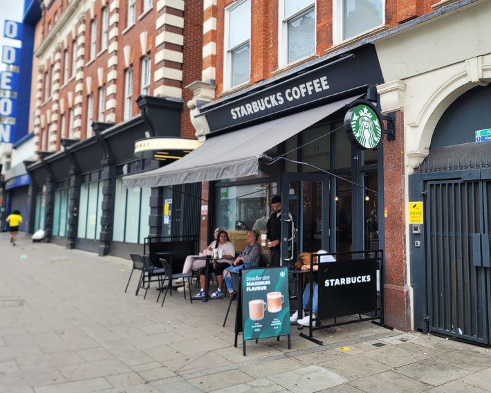 イギリス・ロンドンの観光名所である大英博物館の入り口前のスタバ