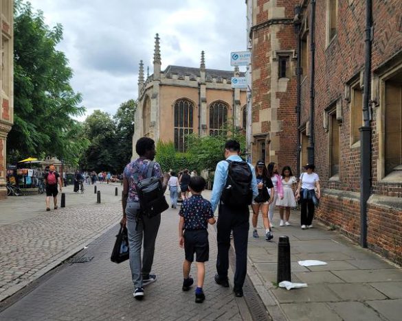 ケンブリッジ大学を卒業した友人と一緒に学内を見学