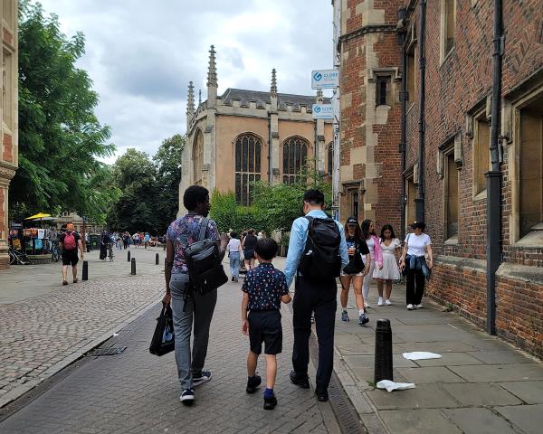 ケンブリッジ大学を卒業した友人と一緒に学内を見学