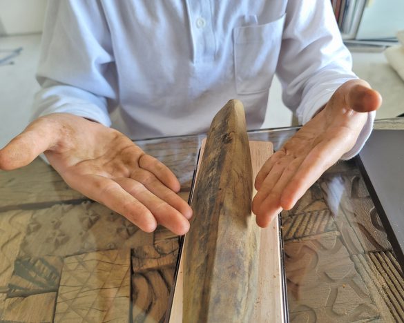 かつお節についているカビで手が茶色くなった