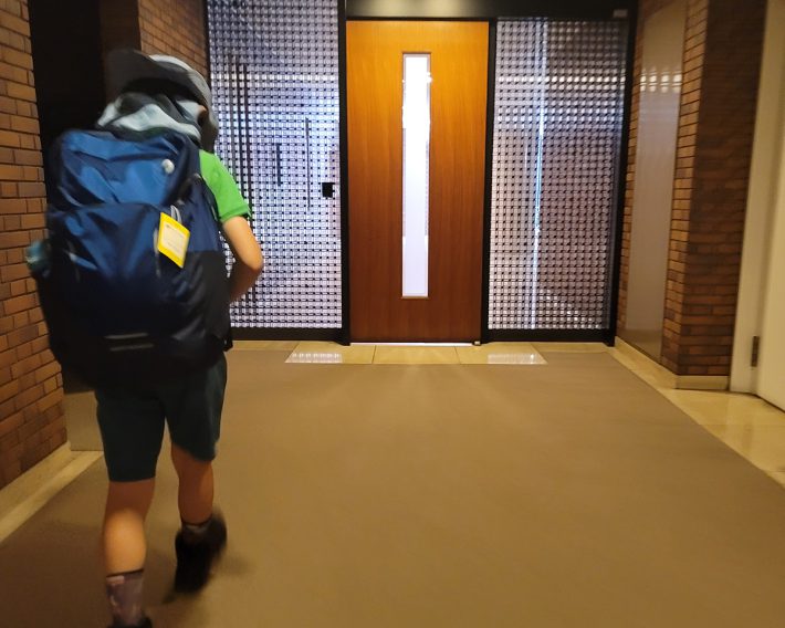 富士登山に出発する息子