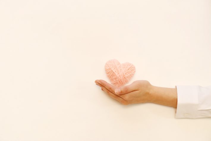 ハートと女性の手