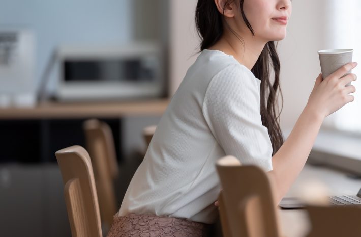 カフェにいる女性