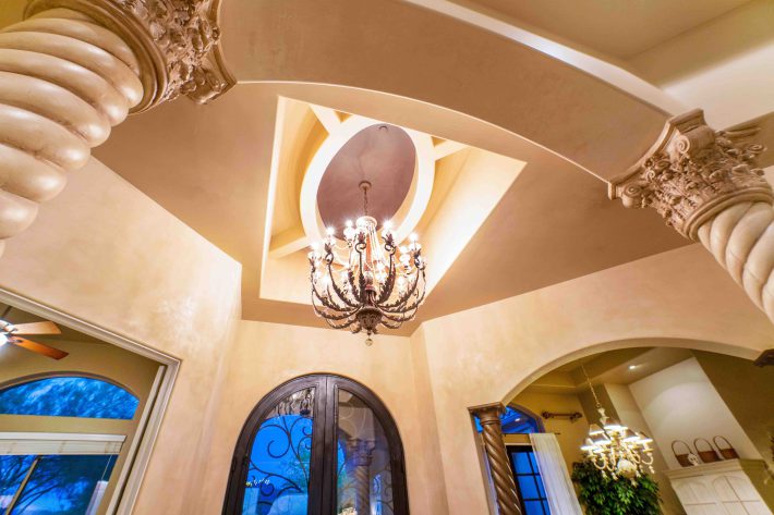 シャンデリアのある豪邸