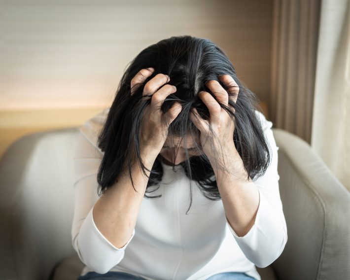 頭を抱える女性