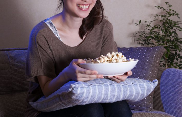 映画を観る女性