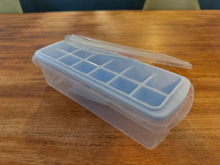 保管ボックスの上部にフタのように製氷皿を重ねられる