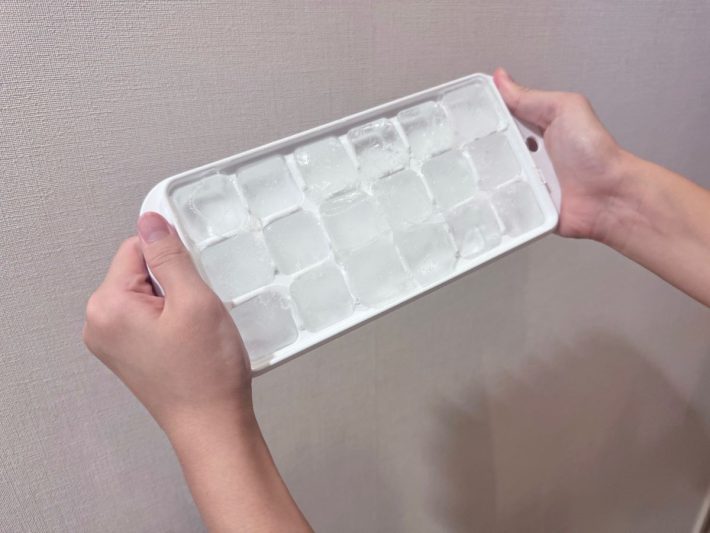 本体をひねる形で氷を剥がし取る従来の製氷皿