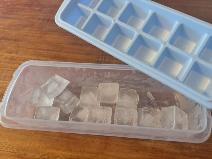 指で押すだけで簡単にボックスへと氷が落ちる