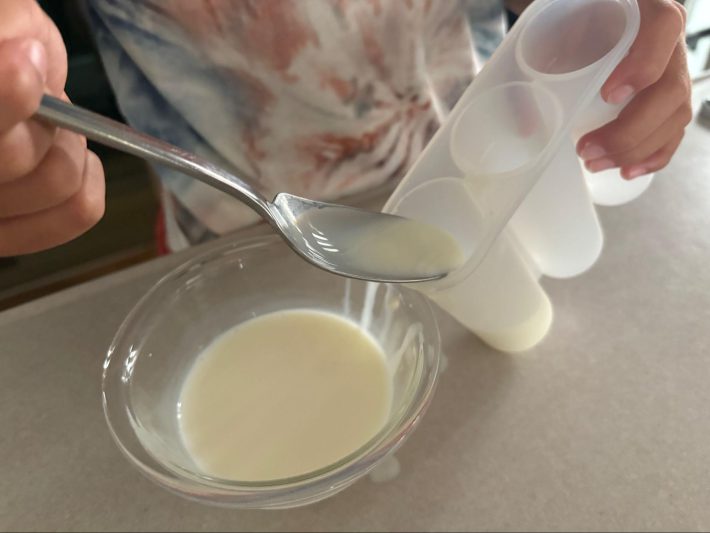 牛乳と練乳を入れる