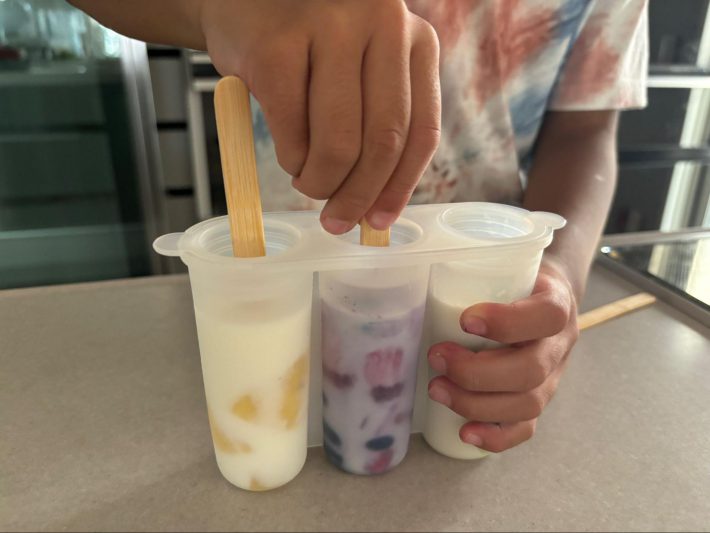 フタのスリットから棒を入れる