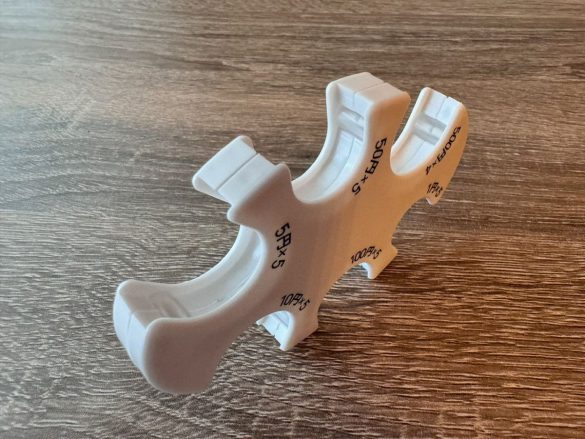 収納スペース内部の両サイドにゴムがついている