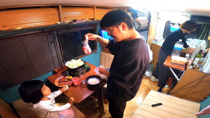 キャンピングカーの車内の様子