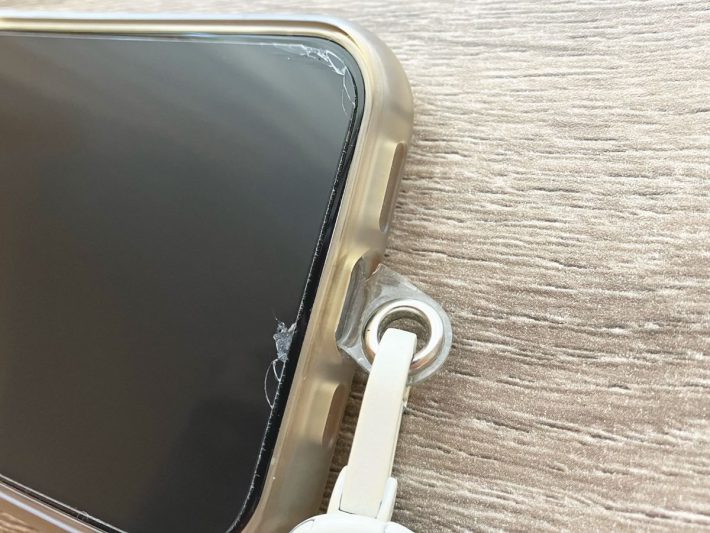 スマホの重さに耐えきれず、端から徐々に切れてしまう