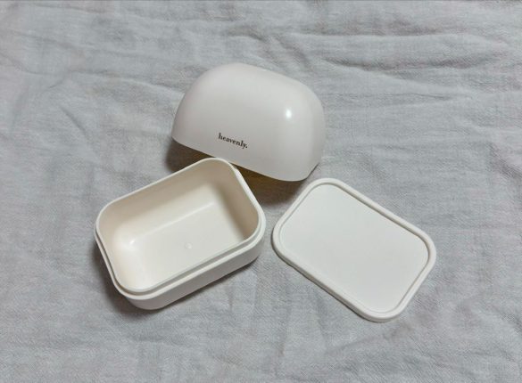 上段は三角おにぎり2個を立てた状態で入れられる