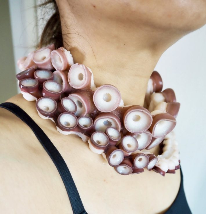 首に吸盤を巻いている