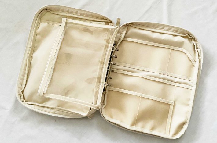 ２内側には7つのサイズが異なるポケット