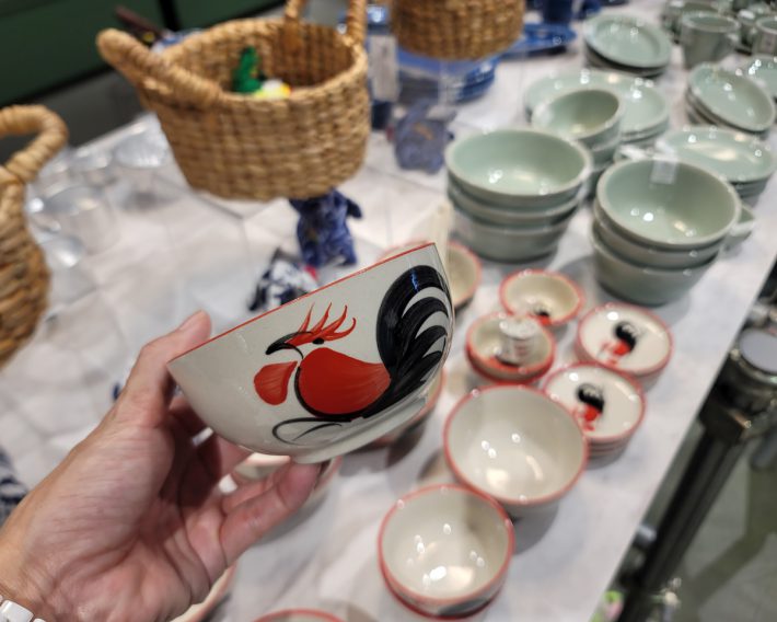 スリコの一部店舗で展開されている「世界を旅する雑貨シリーズ」のタイの食器