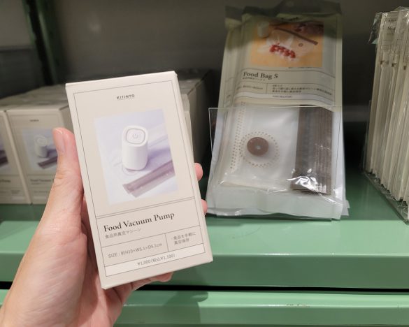 食品用真空マシーン（1100円）、食品用真空バッグ：小サイズ（330円）