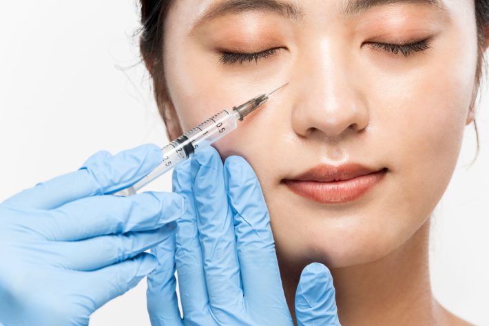 注射を打つ女性