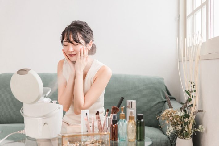 スチーマーを使う女性