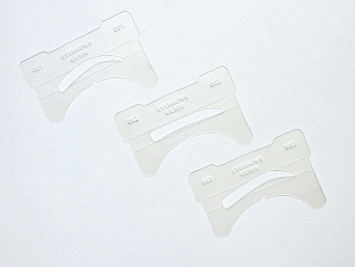 眉の形にくり抜かれた半透明のプレート