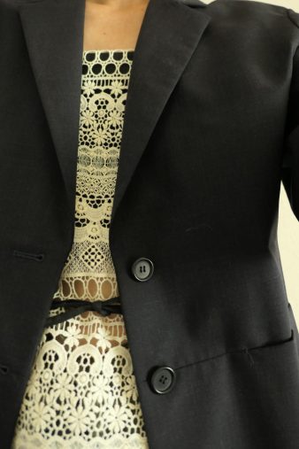 リメイクしたキャミソールとジャケットのコーデ