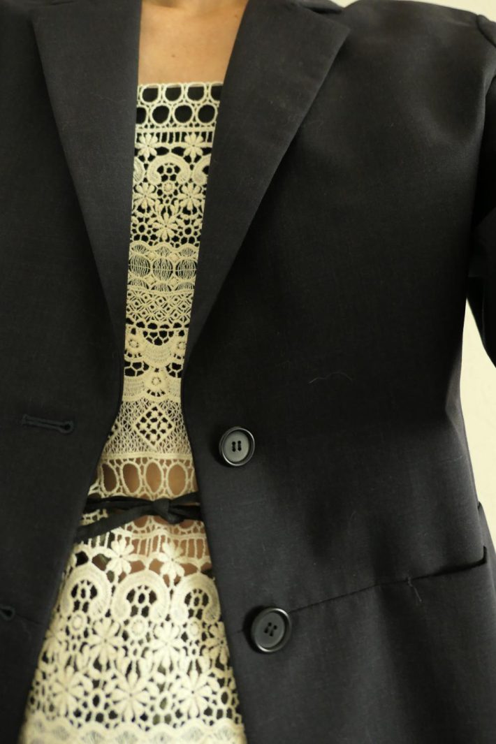 リメイクしたキャミソールとジャケットのコーデ