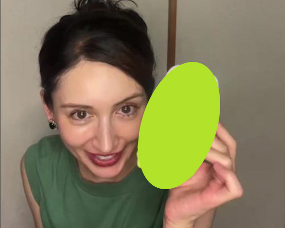 インスタライブ配信中のアンヌ