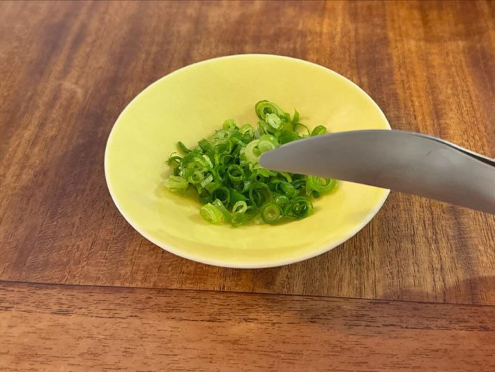 より小さなものをつまみたい時には先端を下向きにして使う