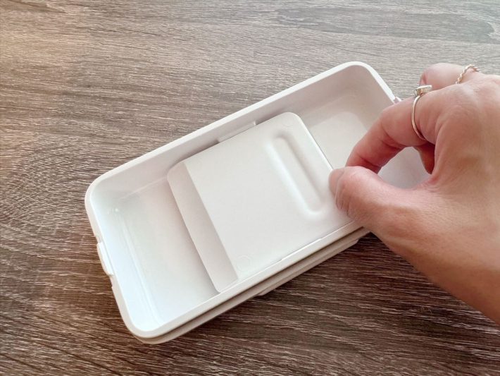 使わない時にはフタ裏にはめ込んで収納できるカッター