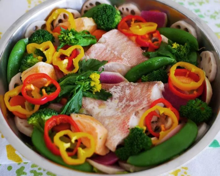 骨取り魚を野菜と一緒に蒸し煮にする料理