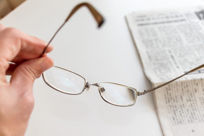 眼鏡を外して目を休める