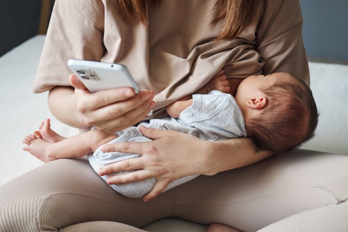 スマホを見ながら授乳