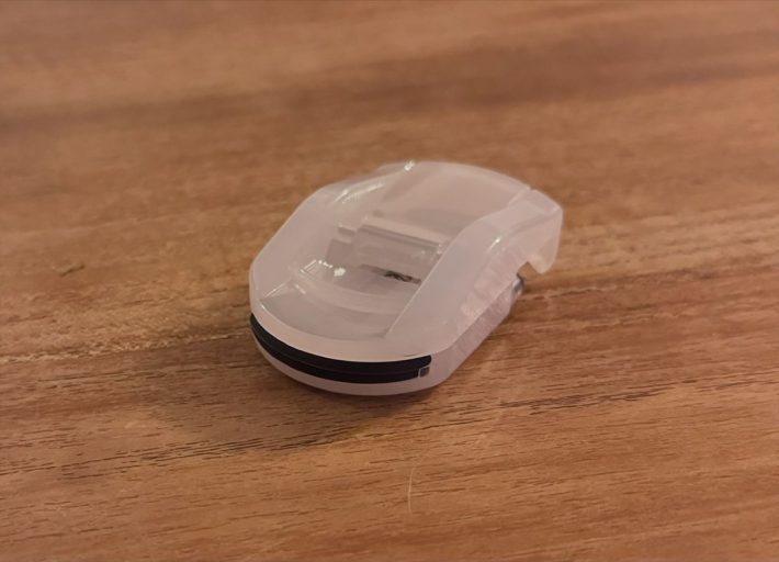 本体下部分には替ゴムが収納されている