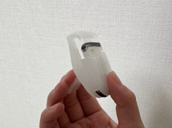 レバーを押してまつ毛を挟み込む