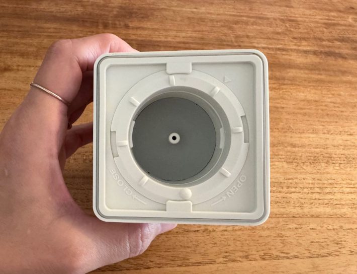 本体底面の電池フタを回して外す