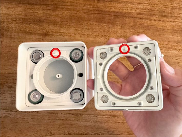 電池フタの裏の凹みを本体側の凸に合わせてはめる