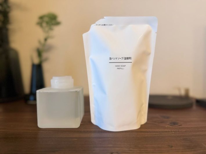 タンクに無印良品の泡ハンドソープ(詰替用)を入れる