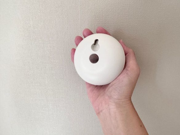 マグネットとフック用吊り下げ穴がついている