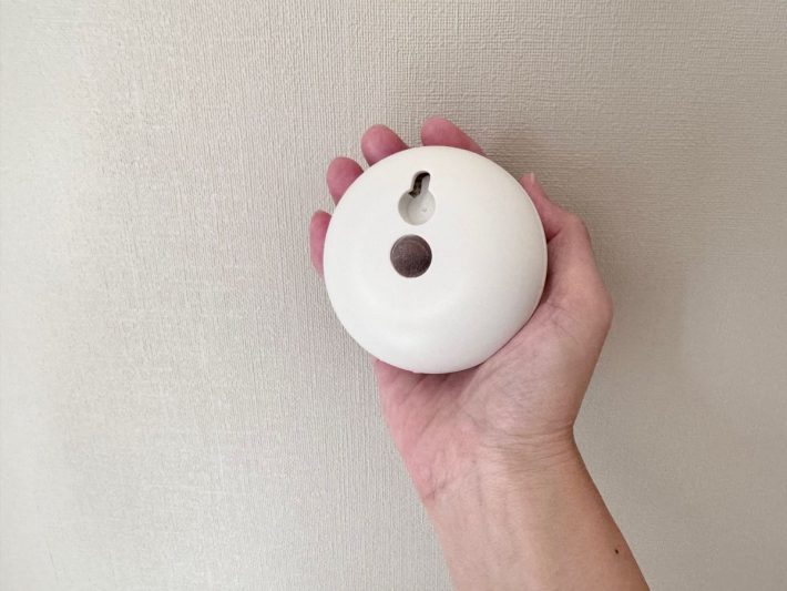 マグネットとフック用吊り下げ穴がついている