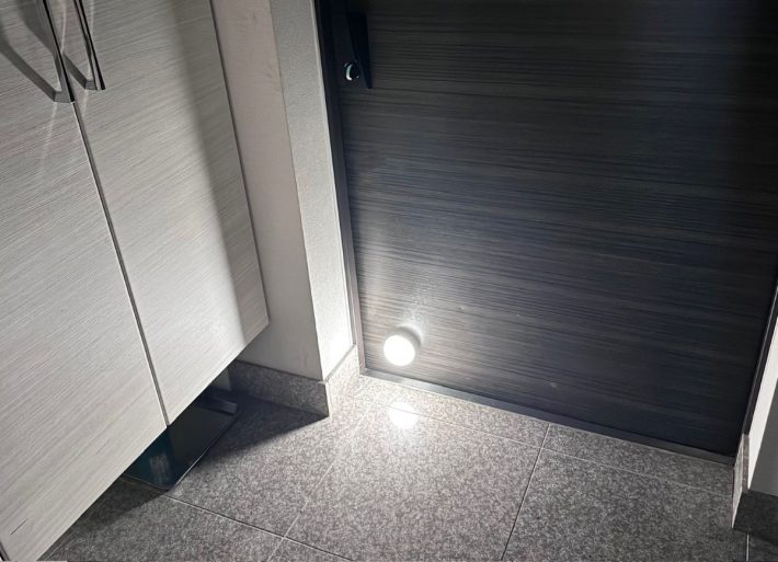 玄関のドアにつければ足元を優しく照らしてくれる