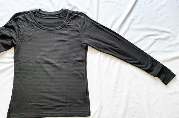 袖はユニクロ「極暖ヒートテックカシミヤブレンド」のほうが長い　奥:ユニクロ　手前:ワークマン