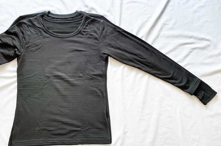 袖はユニクロ「極暖ヒートテックカシミヤブレンド」のほうが長い　奥:ユニクロ　手前:ワークマン