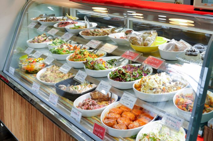 ショーケースに並ぶお惣菜