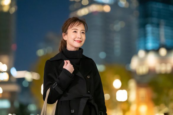 丸の内にたたずむ女性