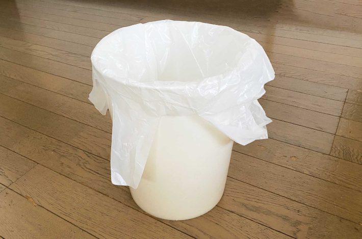 ゴミ箱の縁からゴミ袋のピラピラが見えると生活感丸出しに