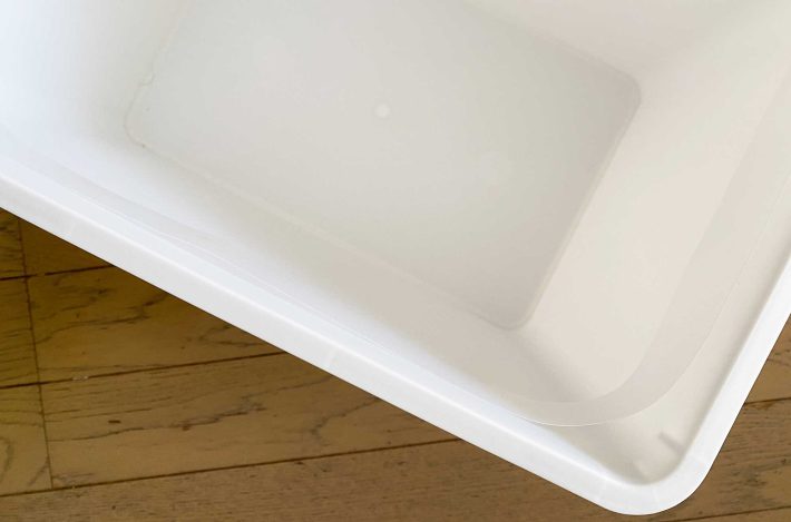 四角いゴミ箱では、バンドの一部が浮いてしまって、袋を留めることができませんでした