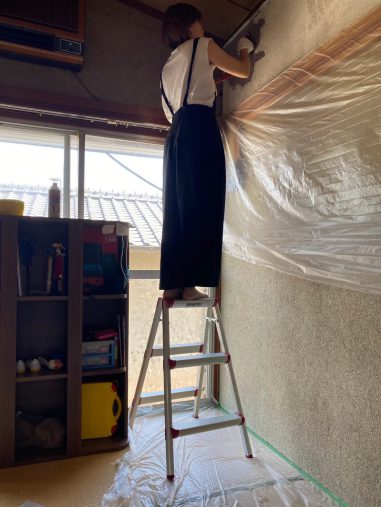 砂壁には珪藻土の塗り壁材を自分たちで塗った